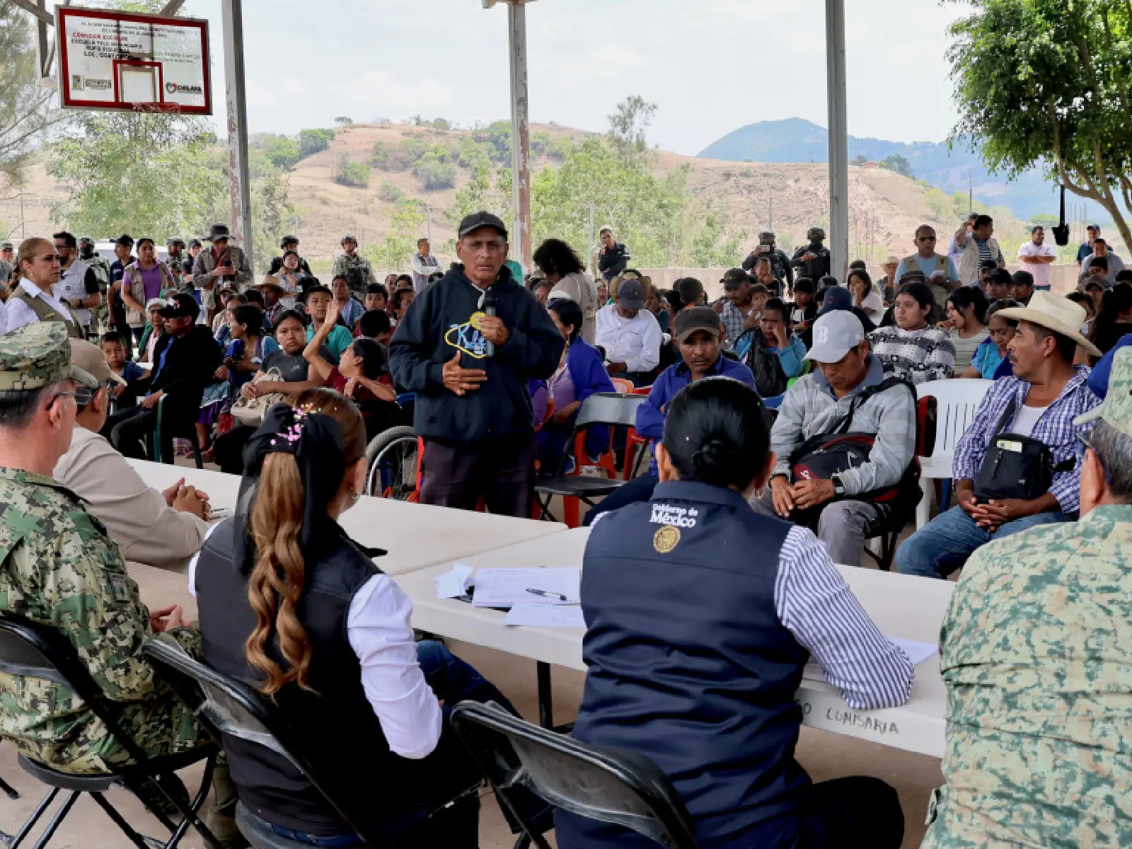 Rosa Icela Rodríguez y Evelyn Salgado dialogan con familias desplazadas en Chilapa y prometen restablecer seguridad