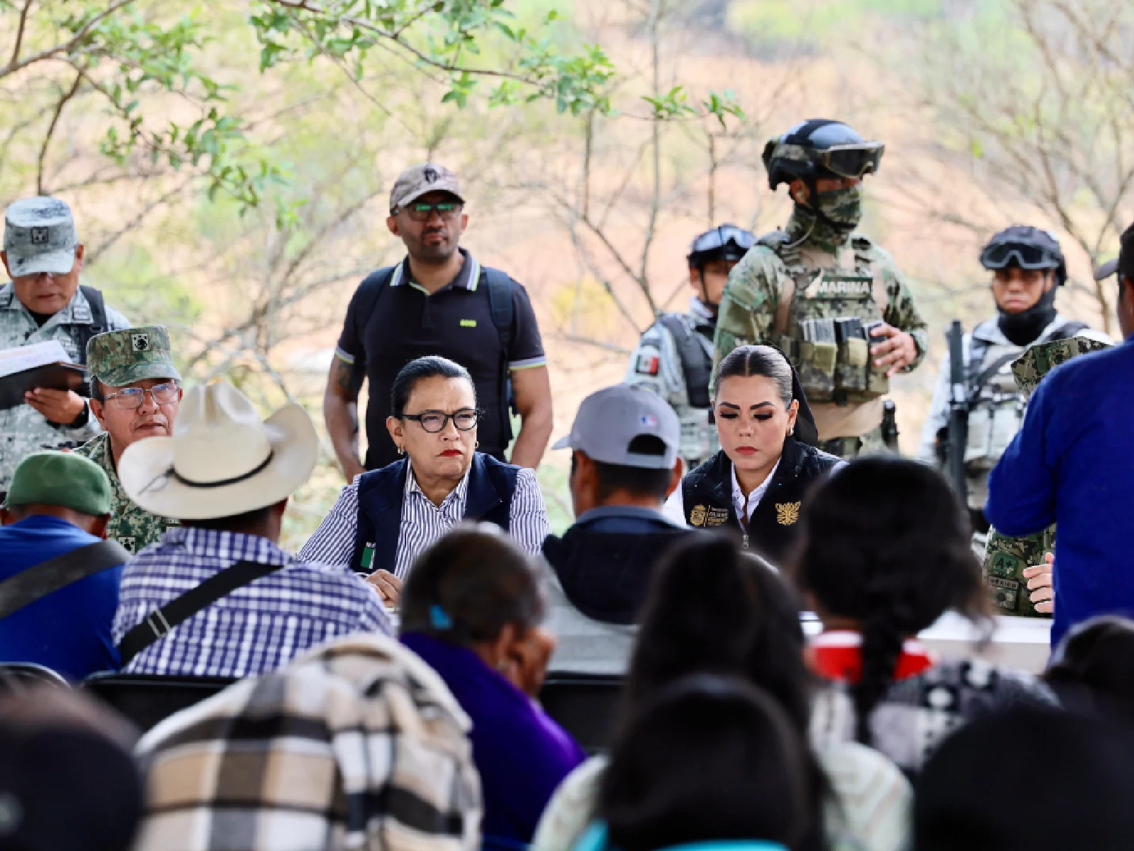 Rosa Icela Rodríguez y Evelyn Salgado dialogan con familias desplazadas en Chilapa y prometen restablecer seguridad