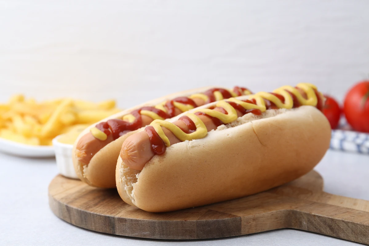 salchicha preparada en hot dog con mayonesa y mostaza