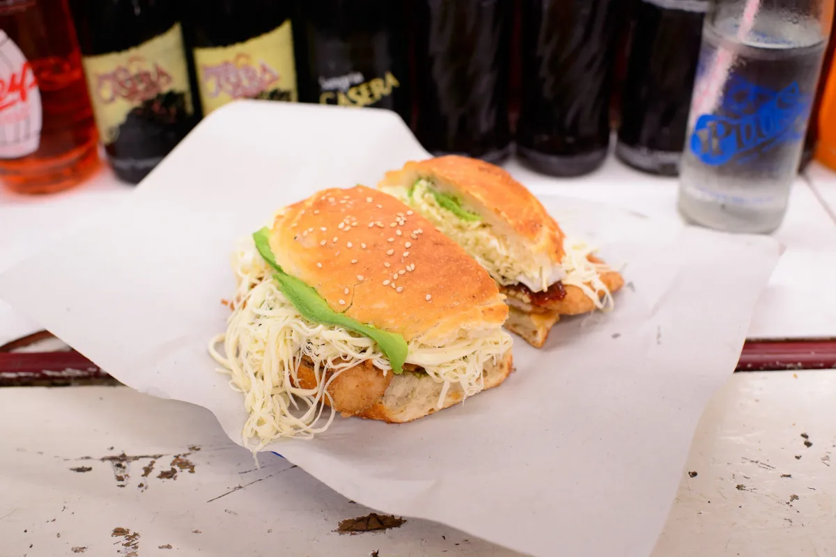 Sobre un plato están servida una cemita poblana