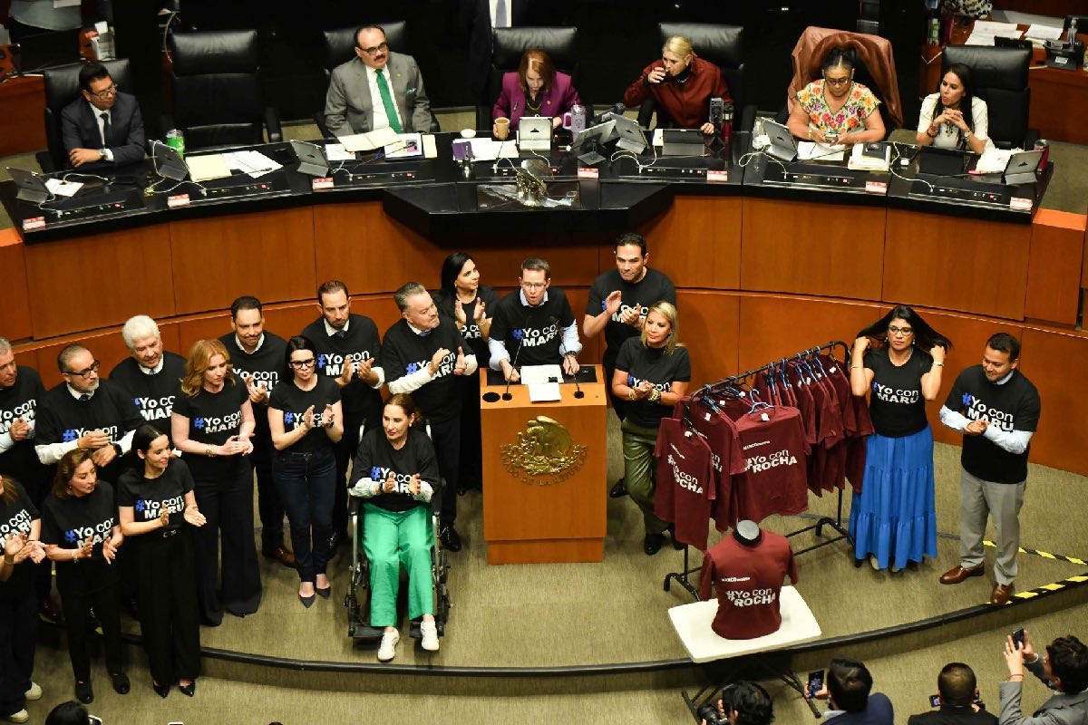 Ricardo Anaya, senador del PAN, junto a sus compañeros de bancada portaron playeras con la frase "#YoconMaru" para manifestar su apoyo a Maru Campos, gobernadora de Chihuahua y mostraron las playeras "Narco Morena #YoconRocha" para invitar a los legisladores del partido mayoritario a ponérselas esto durante la sesión extraordinaria del Senado de la República en la que se discute la reforma del Poder Judicial