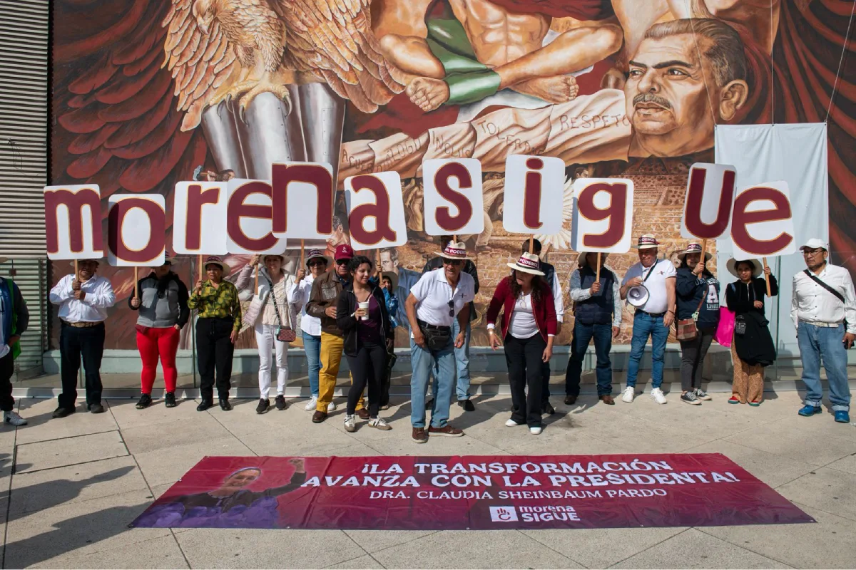 Simpatizantes de Morena en eveno de rendición de cuentas de la presidenta Claudia Sheinbaum en CDMX.