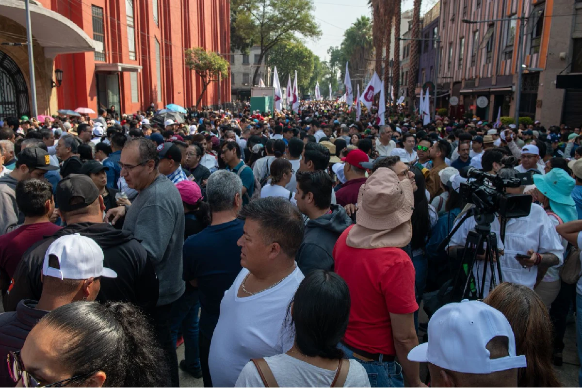 Simpatizantes de Morena en eveno de rendición de cuentas de la presidenta Claudia Sheinbaum en CDMX.
