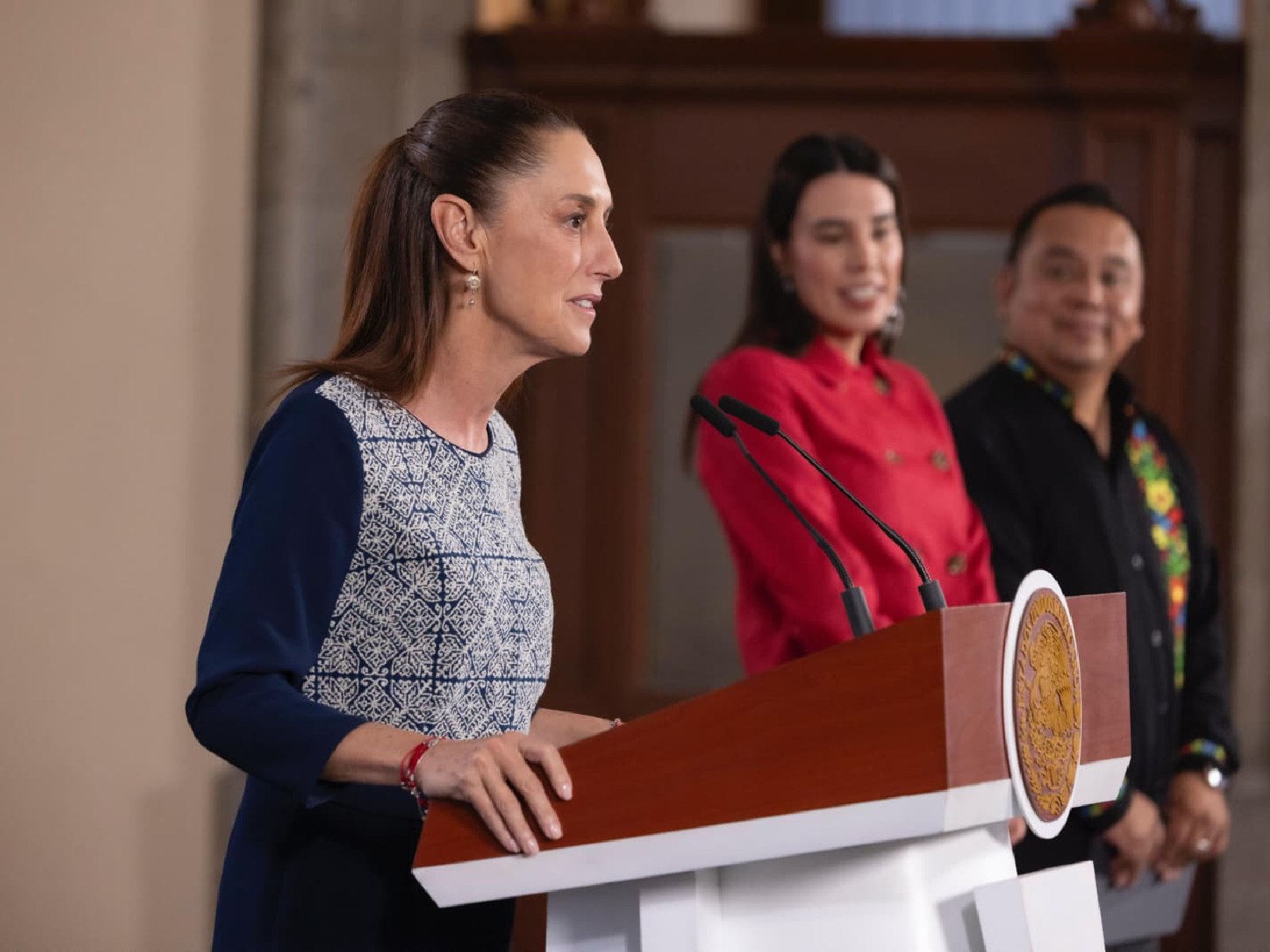 Habrá consulta en escuelas para ajustar promoción docente y se reforzarán pensiones, anuncia Sheinbaum
