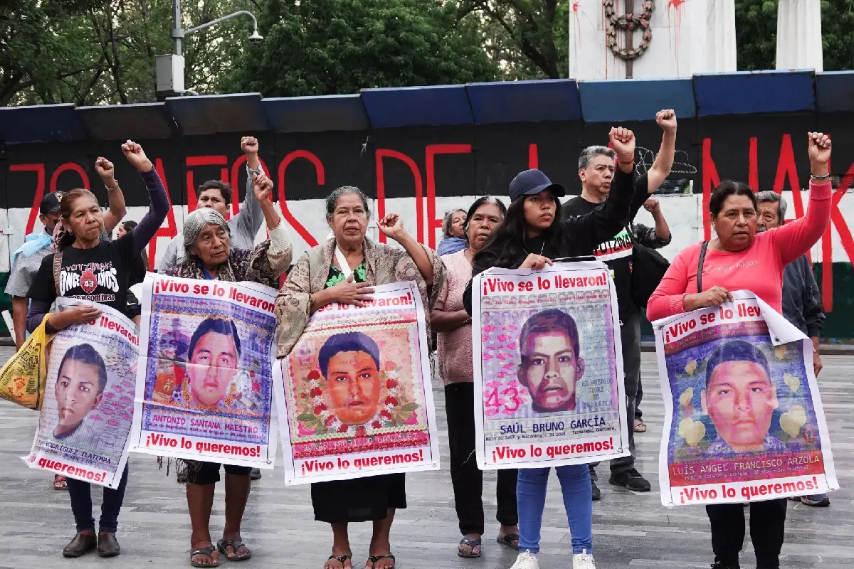 Padres de los 43 normalistas de Ayotzinapa se reúnen con Sheinbaum