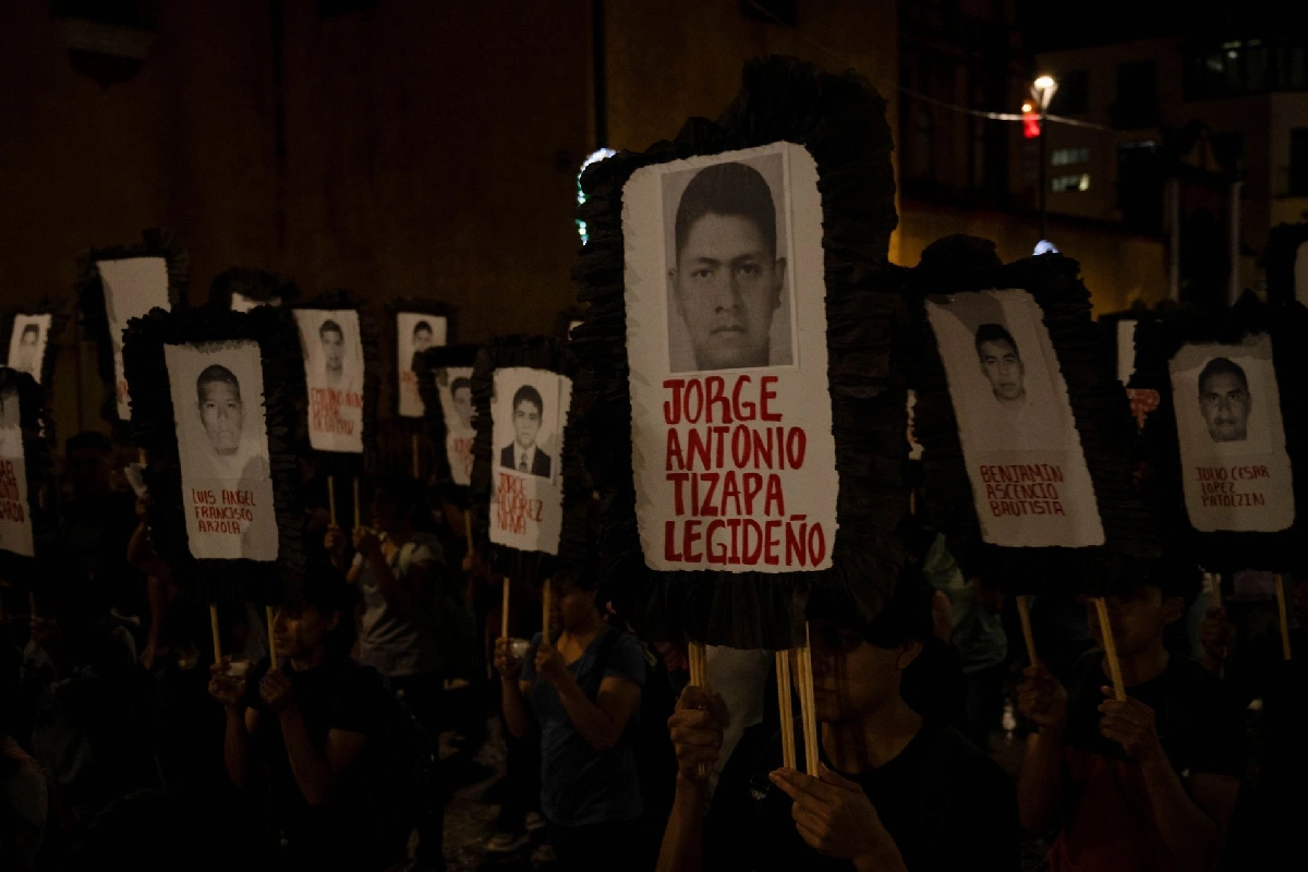 Padres de los 43 normalistas de Ayotzinapa se reúnen con Sheinbaum