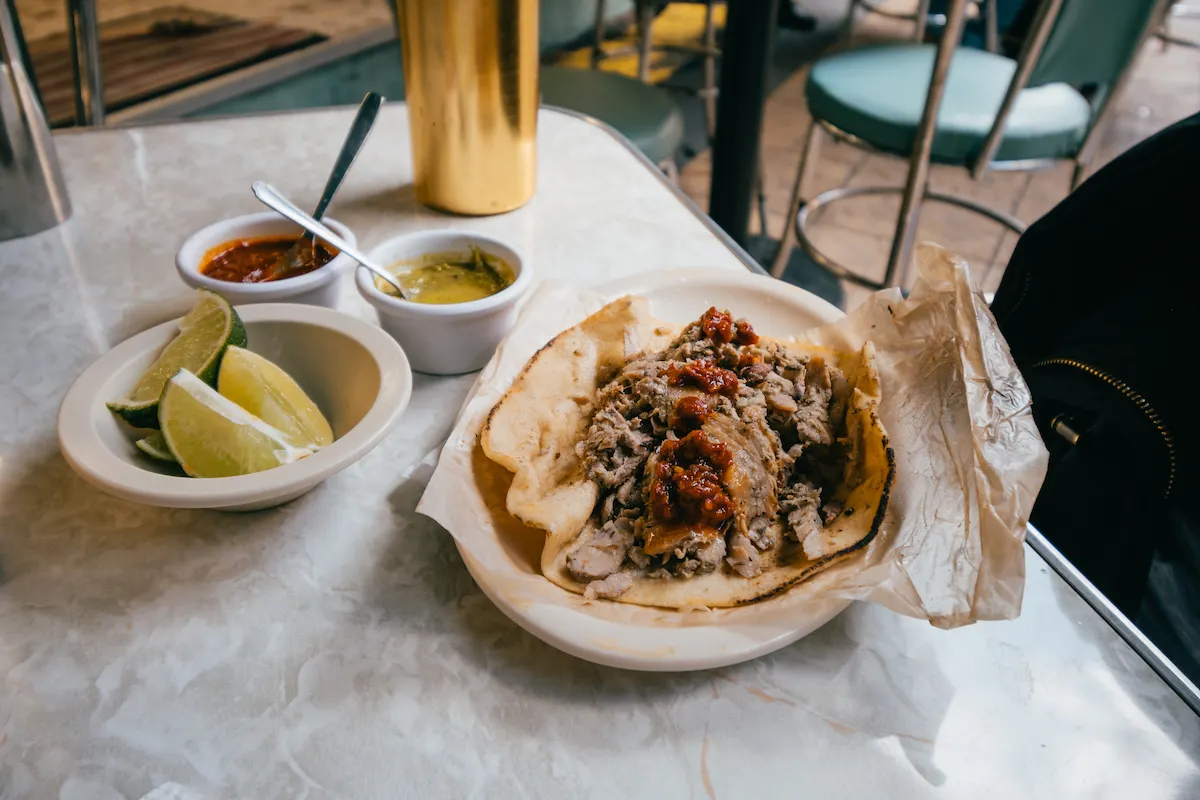 tacos árabes servidos en un palto sobre la mesa