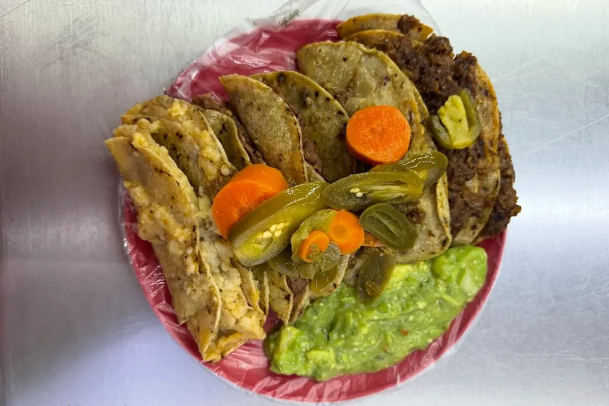 Tacos de canasta servidos con chiles en vinagre y guacamole