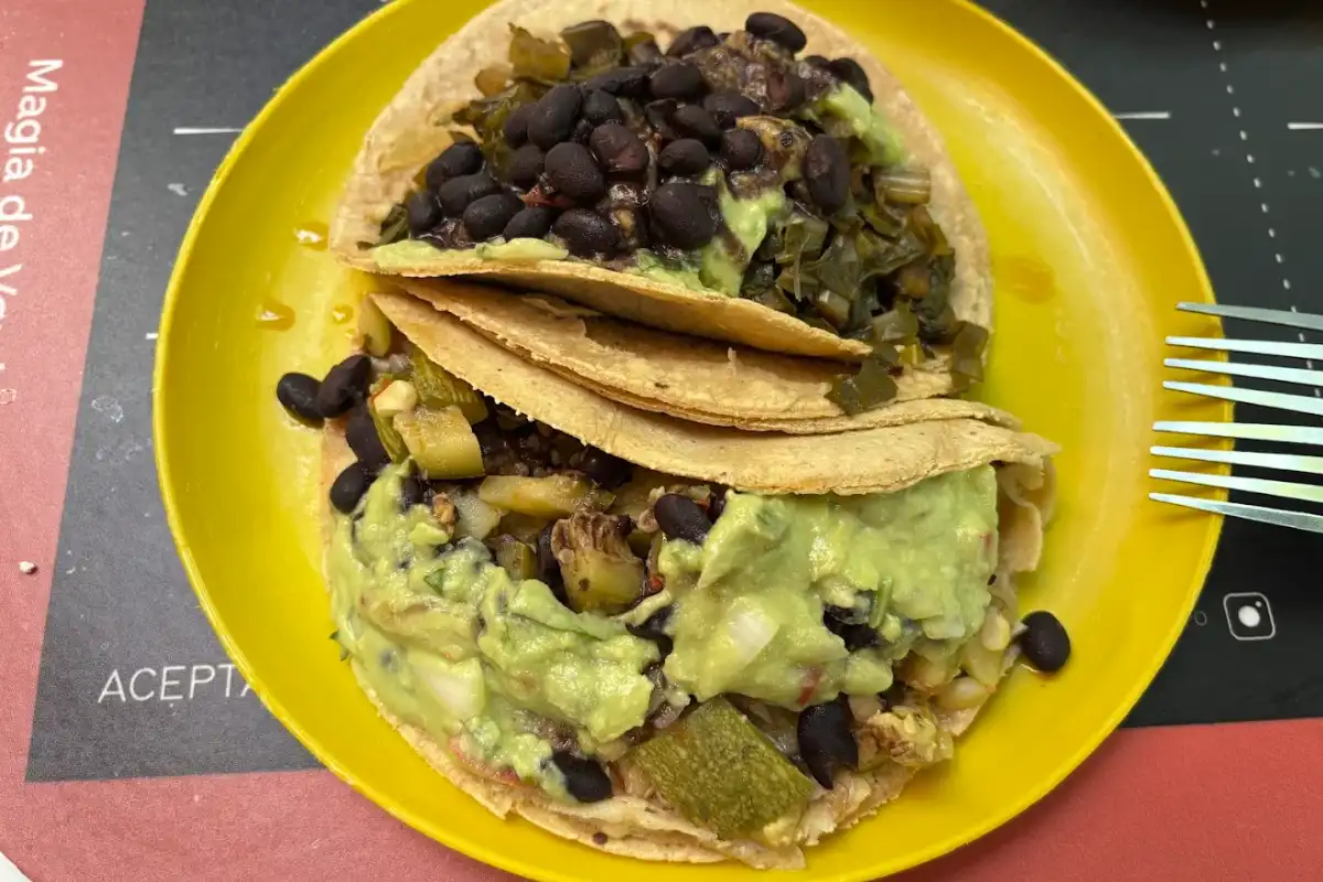 Tacos bien servidos con frijoles negros y salsa verde