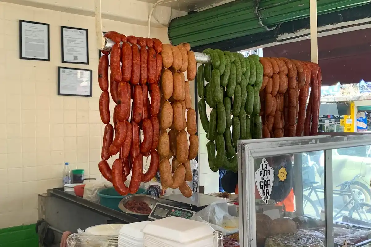 Tiras de longaniza oreandose sobre un tubo