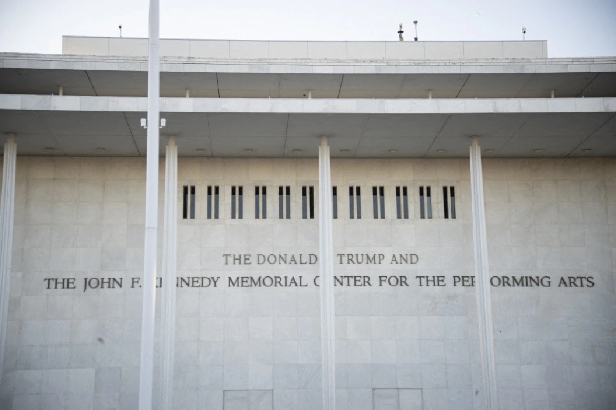 Juez anula el cambio que añadía el nombre de Trump al del Kennedy Center y frena su cierre