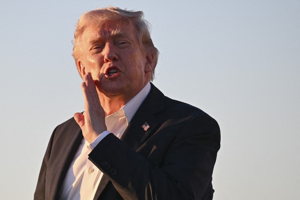 "Proyectiles desconocidos" impactan buque pese a resguardo anunciado por Trump en Ormuz