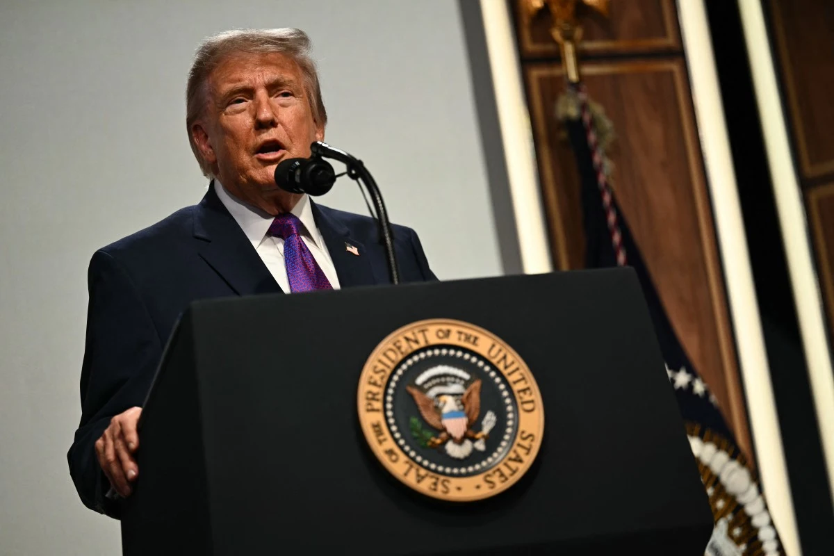 Trump ordena restringir servicios financieros a personas sin autorización migratoria en Estados Unidos