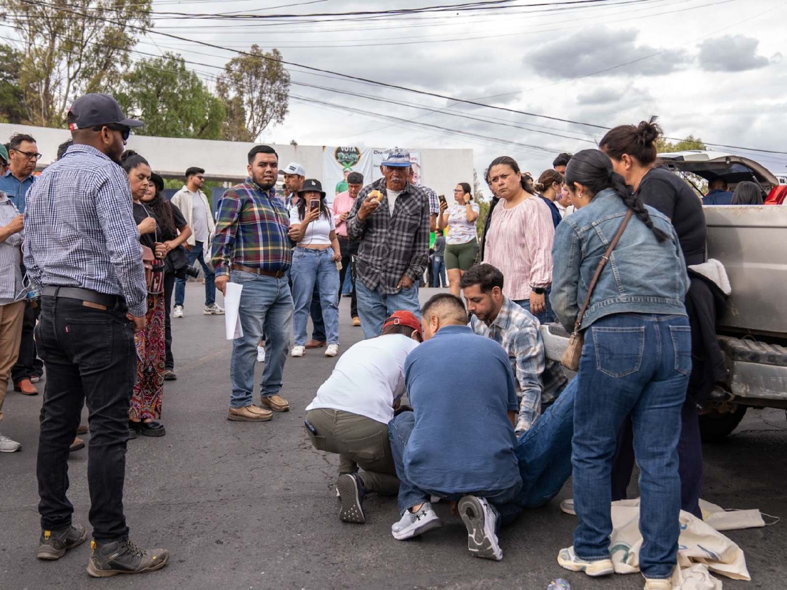 Policía desaloja con violencia a productores de frijol en Zacatecas que protestaban en acceso a concierto por el Día de las Madres