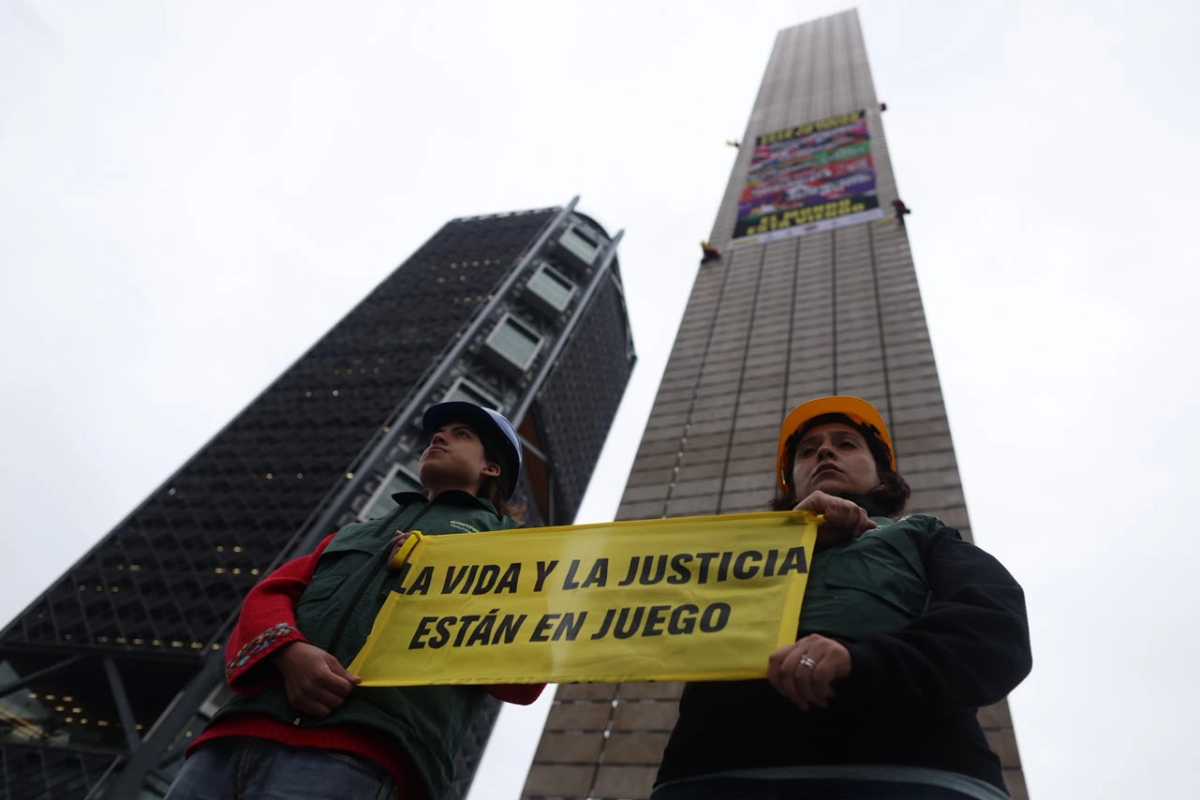A dos días del Mundial 2026, activistas protestan en la Estela de Luz para denunciar crisis de derechos humanos