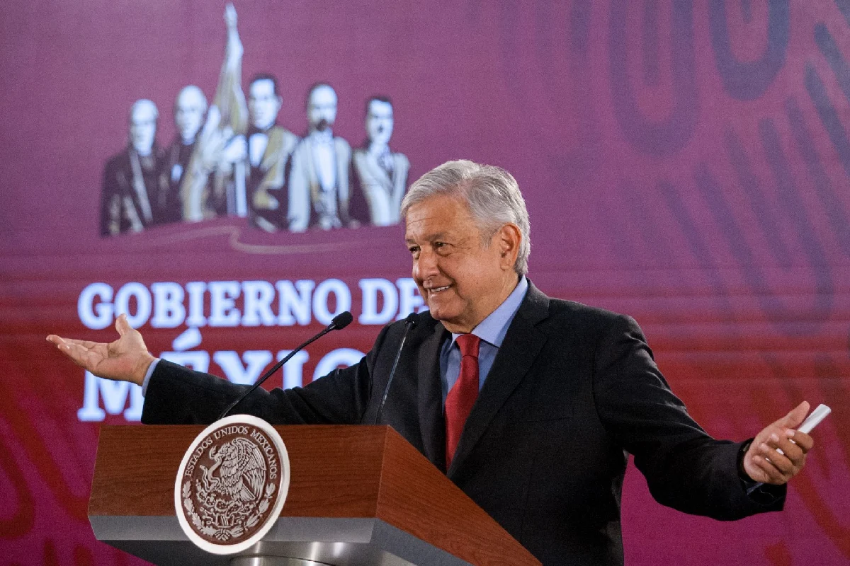 Expresidente de México , AMLO, con los brazos abiertos