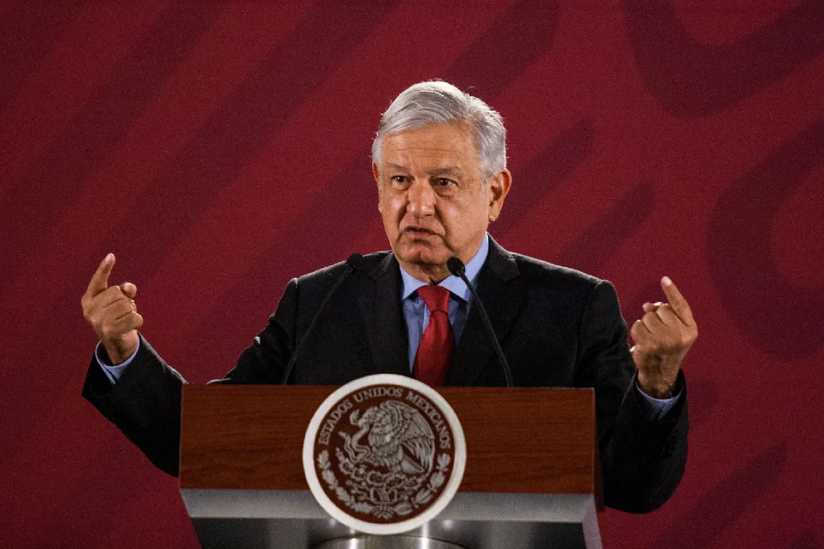 AMLO enojado apuntando con los dedos