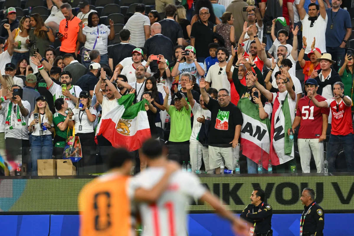 Aficionados desde las gradas vitoreando a los jugadores de Irán