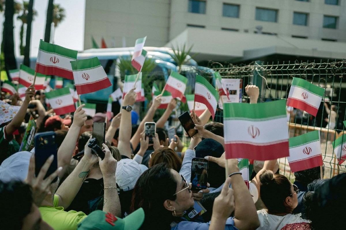 Aficionados mexicanos ondean banderas de Irán