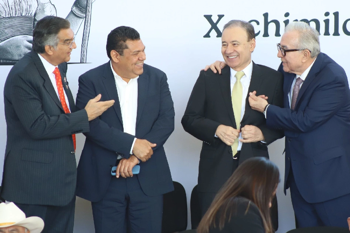 Alfonzo Durazo sonriendo con Rubén Rocha Moya y Américo Villareal