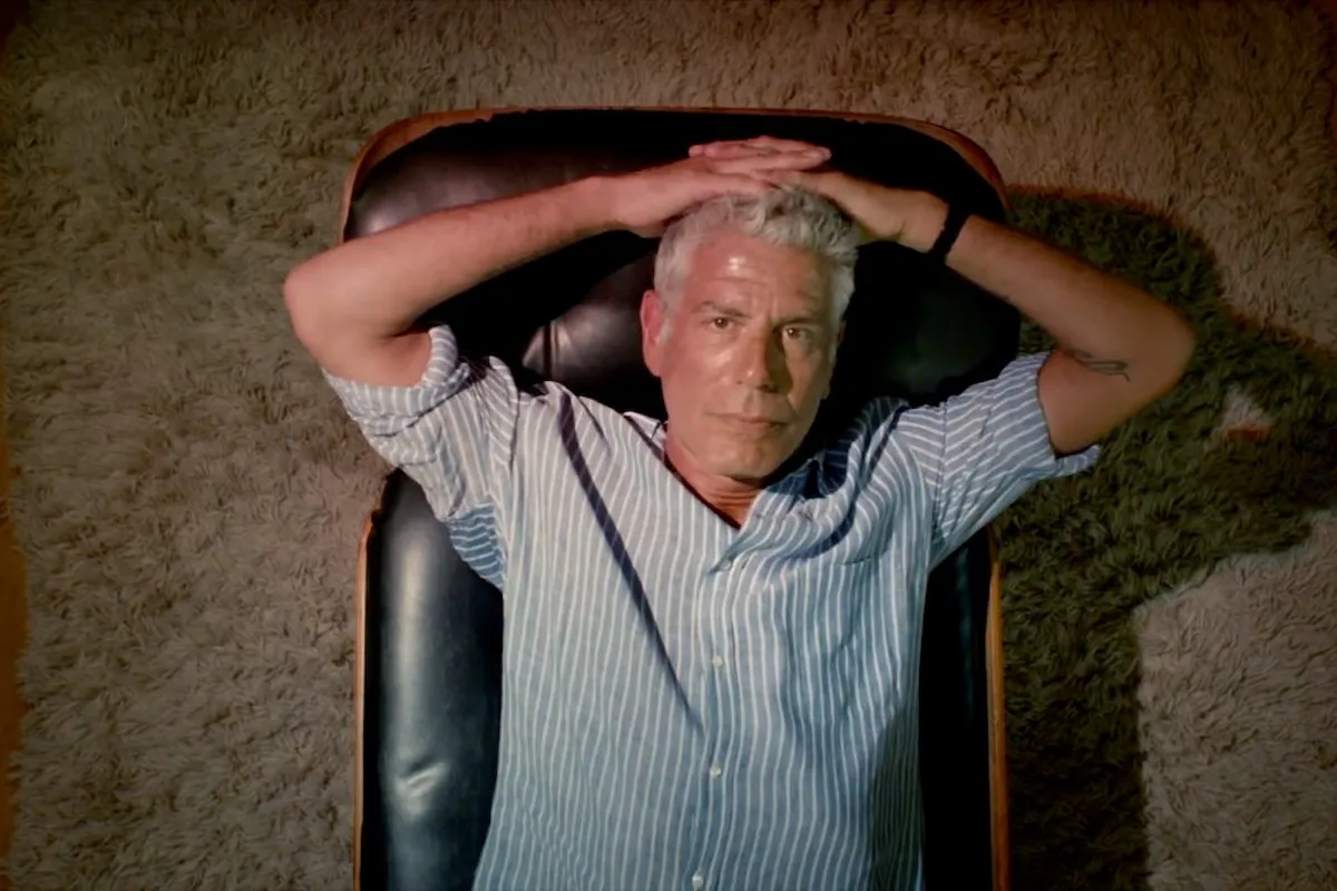 Anthony Bourdain recostado