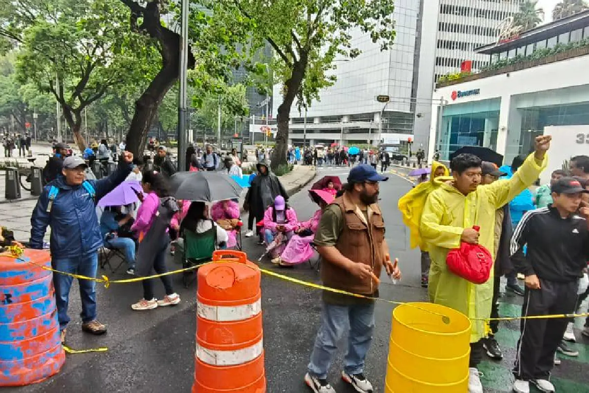 Integrantes de la CNTE bajo lluvia 