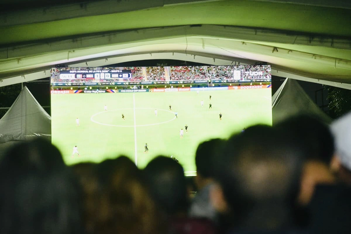 Aficionados viendo el partido de México en un festival futboleros