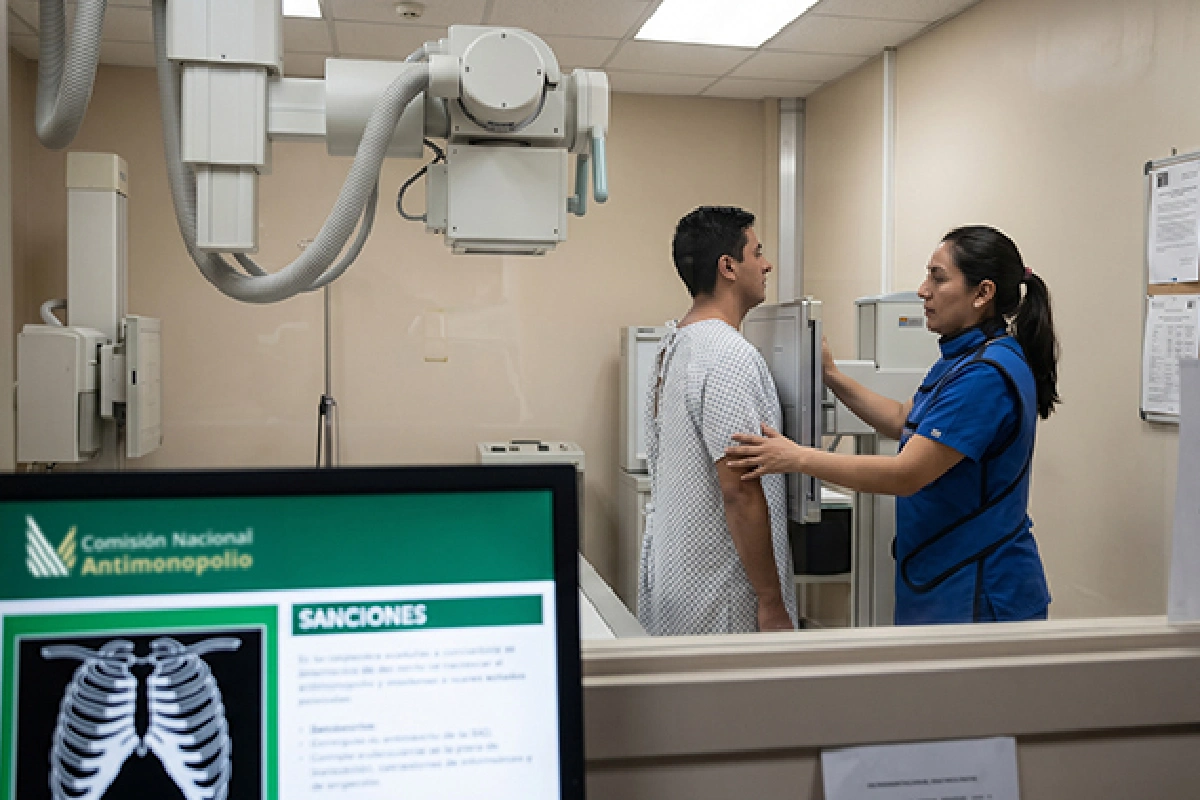 Paciente siendo atendido en un área de radiografías