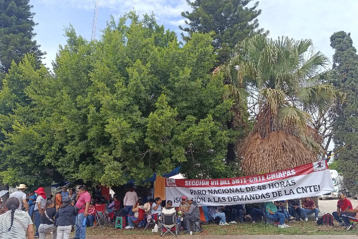 CNTE mantiene tomas de instalaciones de Pemex, casetas de cobro y aeropuertos en Oaxaca y Baja California; advierten más bloqueos