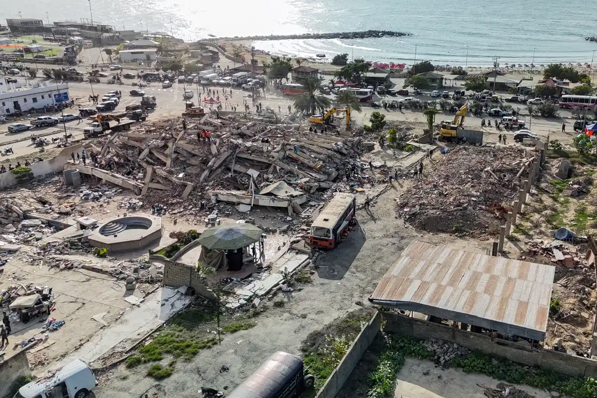 Vista aérea muestra los edificios destruidos en Caraballeda, en el estado de La Guaira (Venezuela), el 28 de junio de 2026, tras los terremotos.