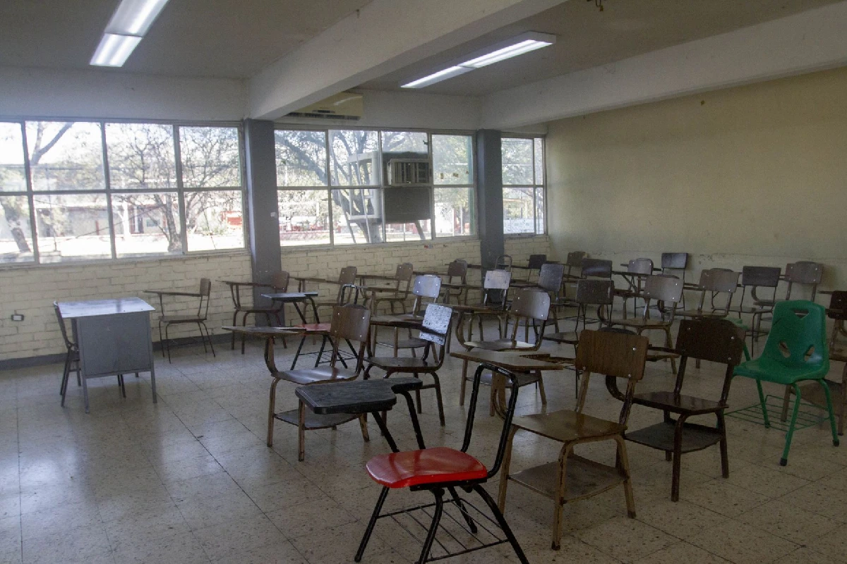 Salón de clases vacío sin niños en las butacas