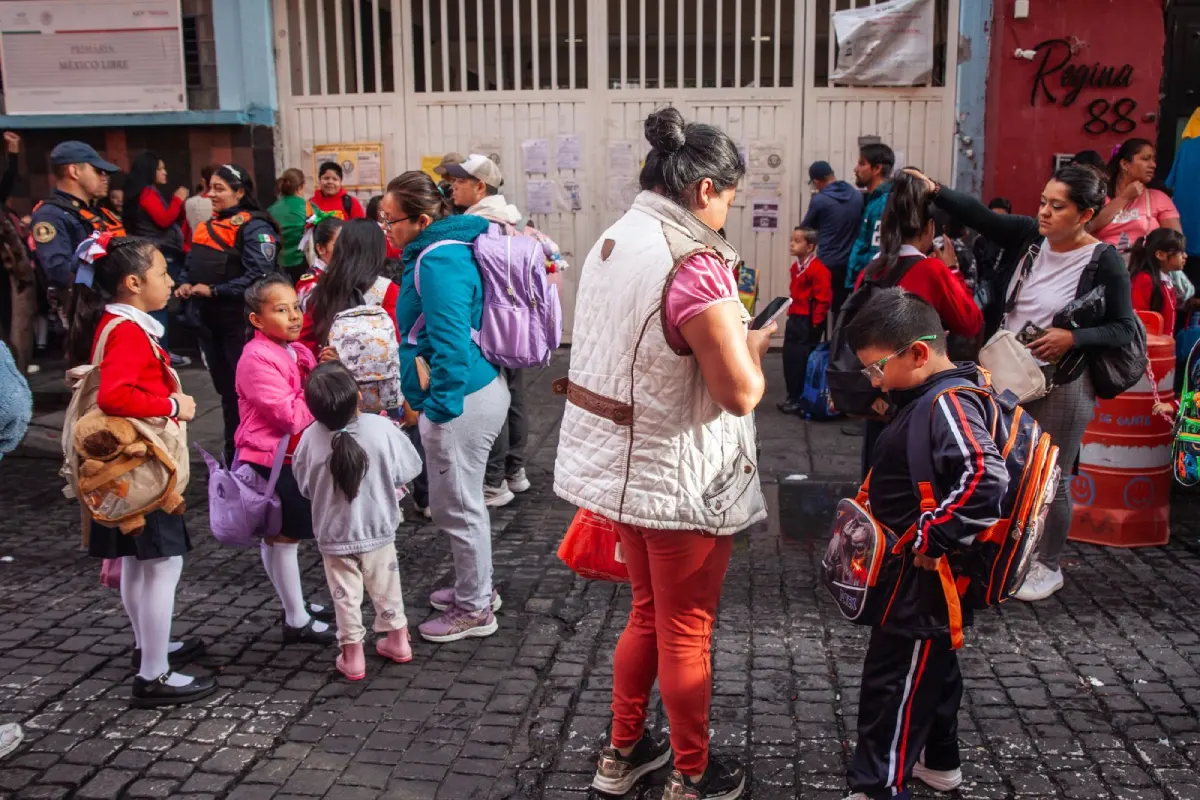 UNA ESCUELA EN SU HORA DE ENTRADA