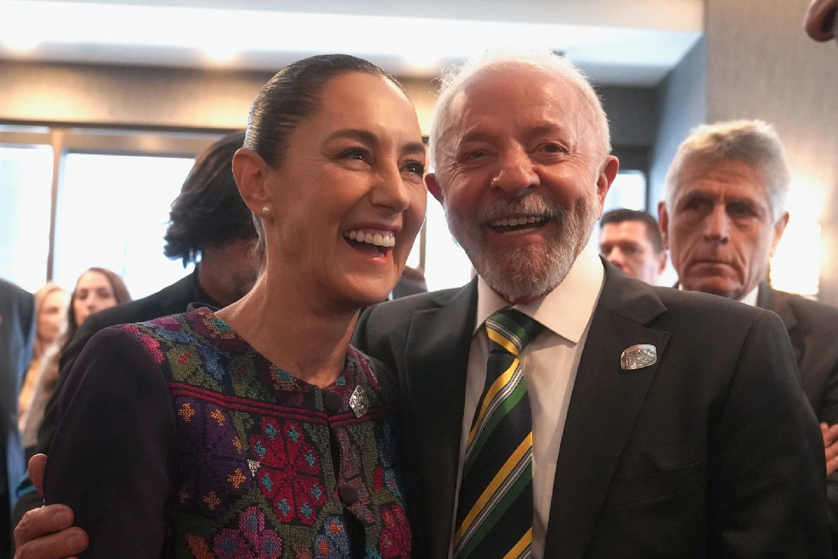 Claudia Sheinbaum Pardo, Presidenta de México, conversó con Luiz Inácio Lula da Silva, Presidente de Brasil, sonriendo