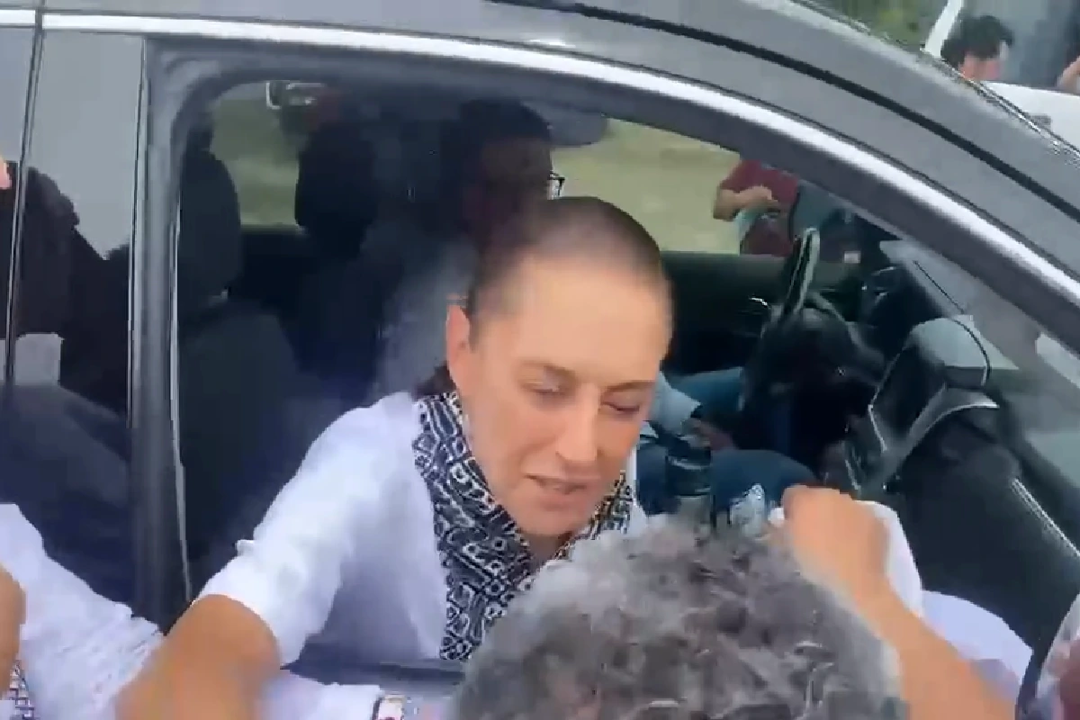 Claudia Sheinbaum dialoganco con madre de periodista secuestrada