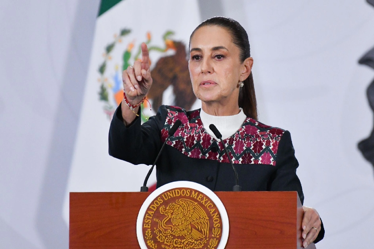 Claudia Sheinbuam señaladando durante su conferencia de prensa matutina en la que habló de gusanoa barrenador