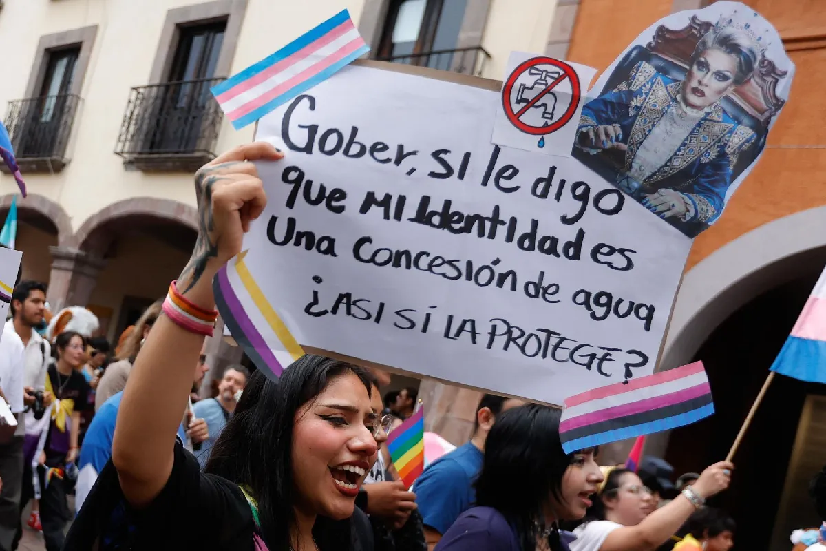 Colectivos LGBT instalan plantón dentro de Gobernación; exigen combatir la discriminación
