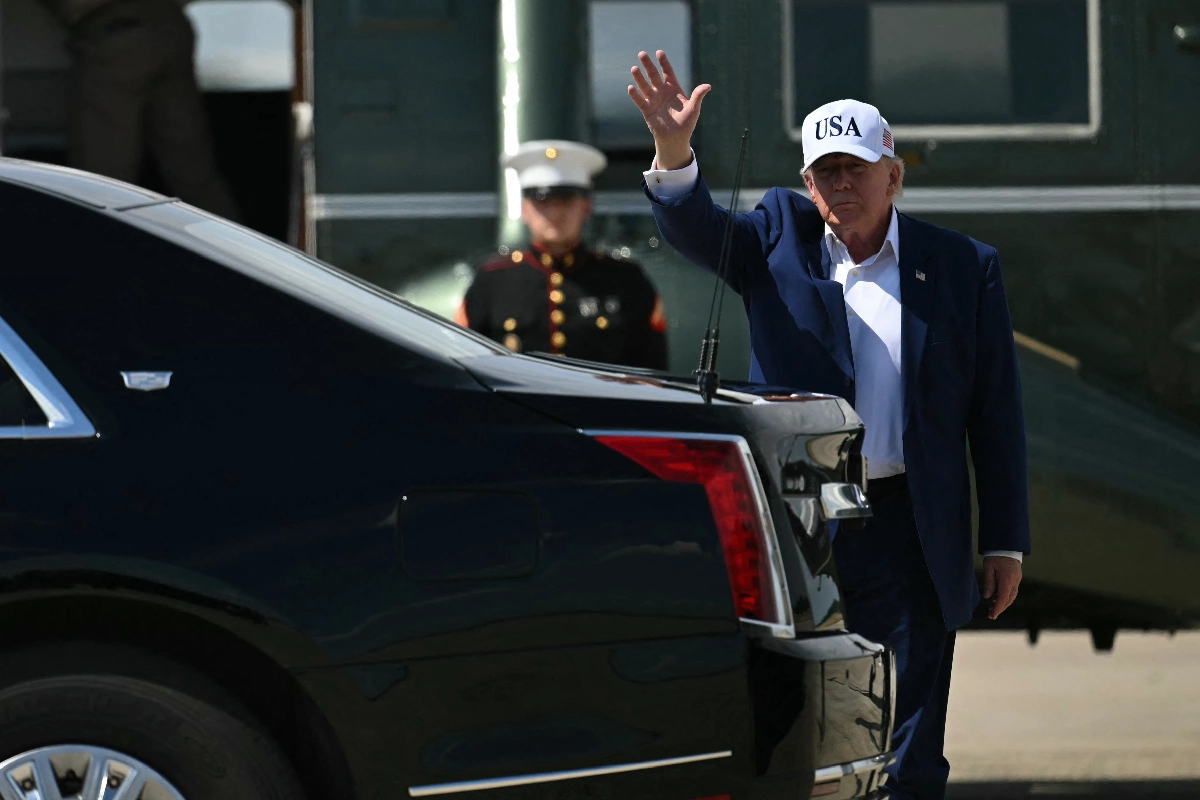 Dondal Trump saliendo de un auto
