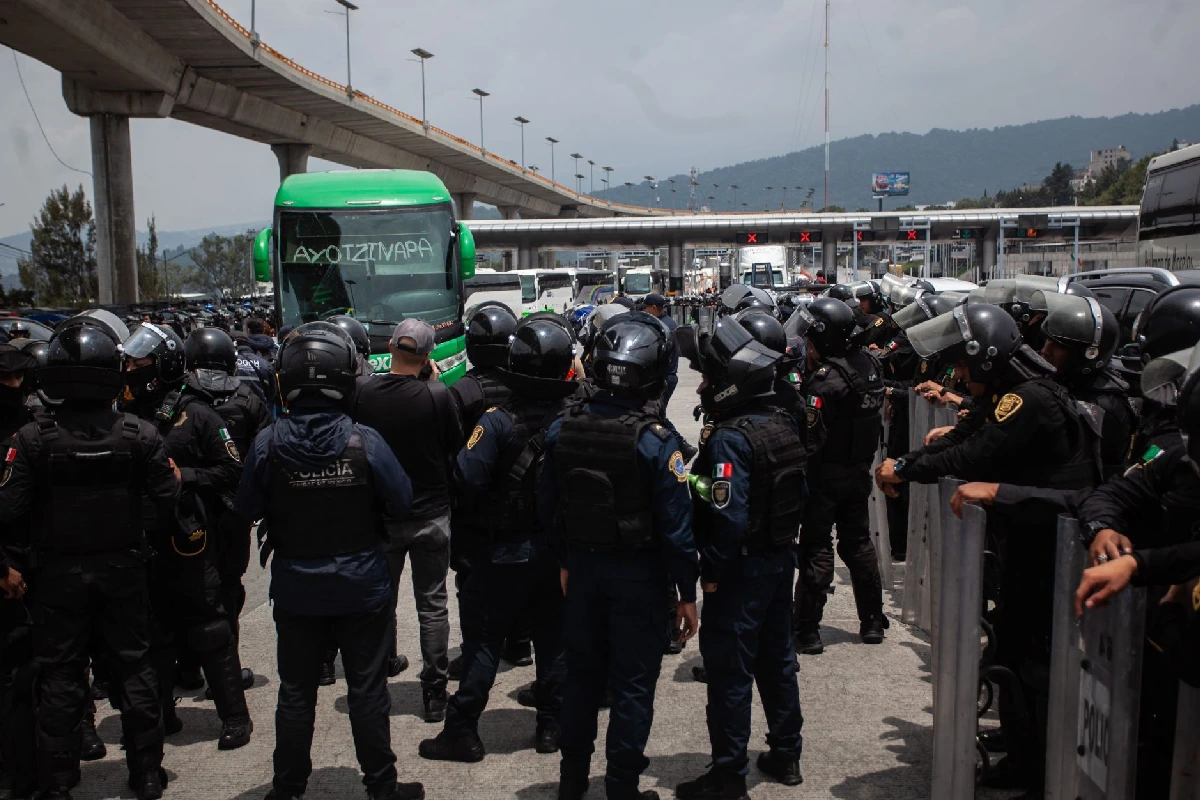 Decomisan explosivos en autobús de normalistas de Ayotzinapa que iban a las protestas de la CNTE