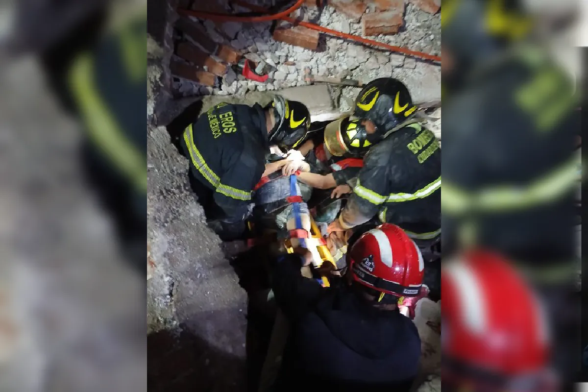 Derrumbe de inmueble en la Roma deja a una persona lesionada; buscan a una más entre escombros