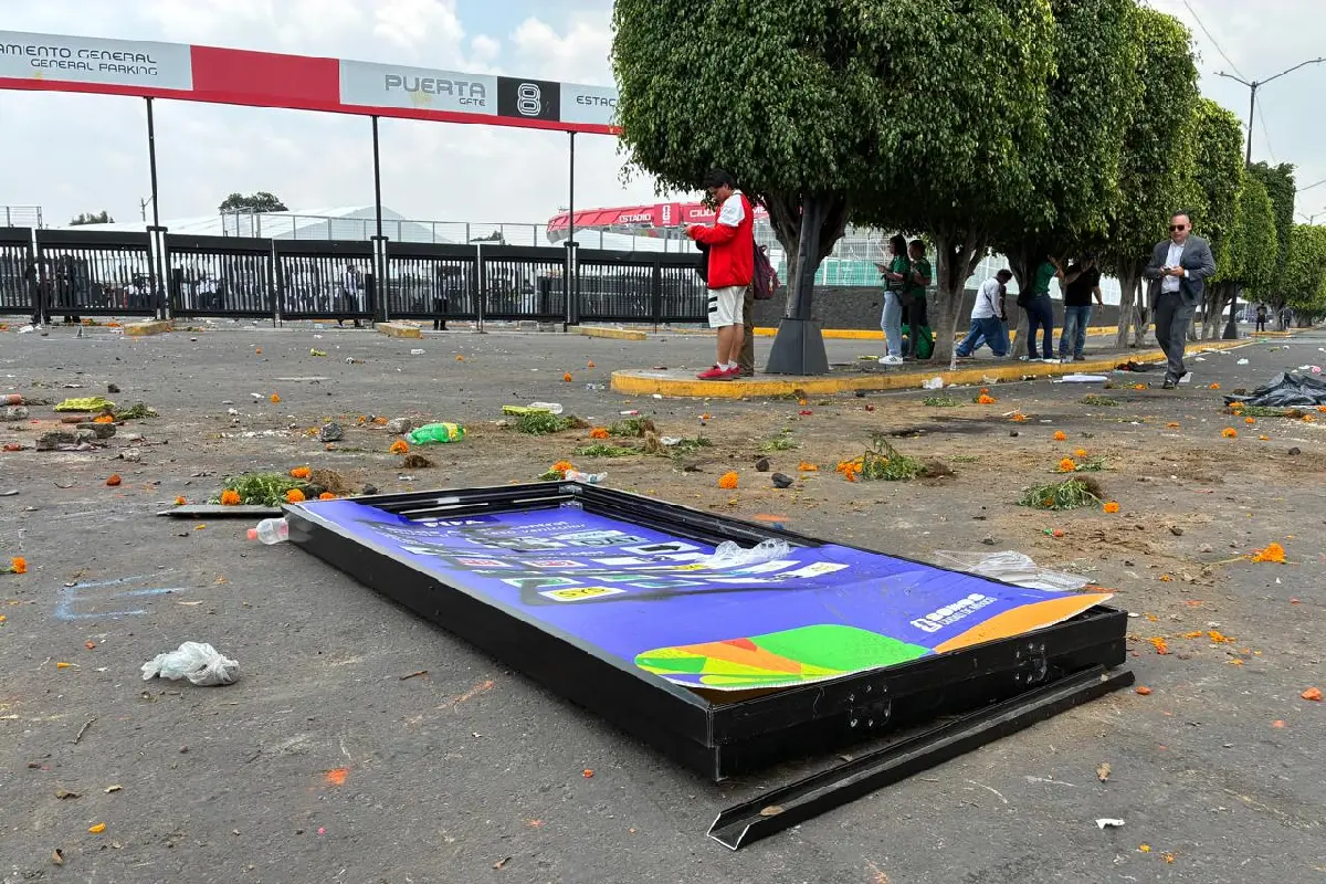 Estructura publicitaria derribada al exterior del estadio ciudad de mexico 