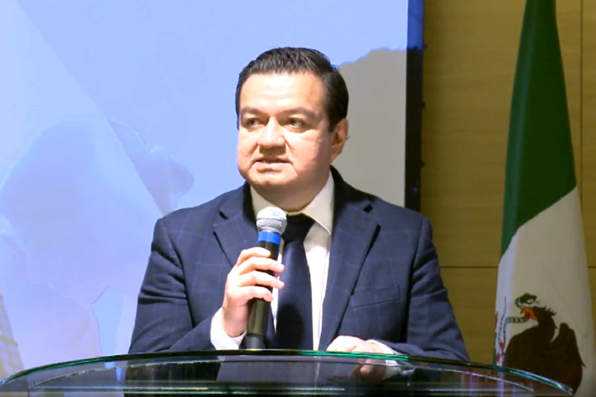 Director de pemex en la firma del convenio con Petrobras