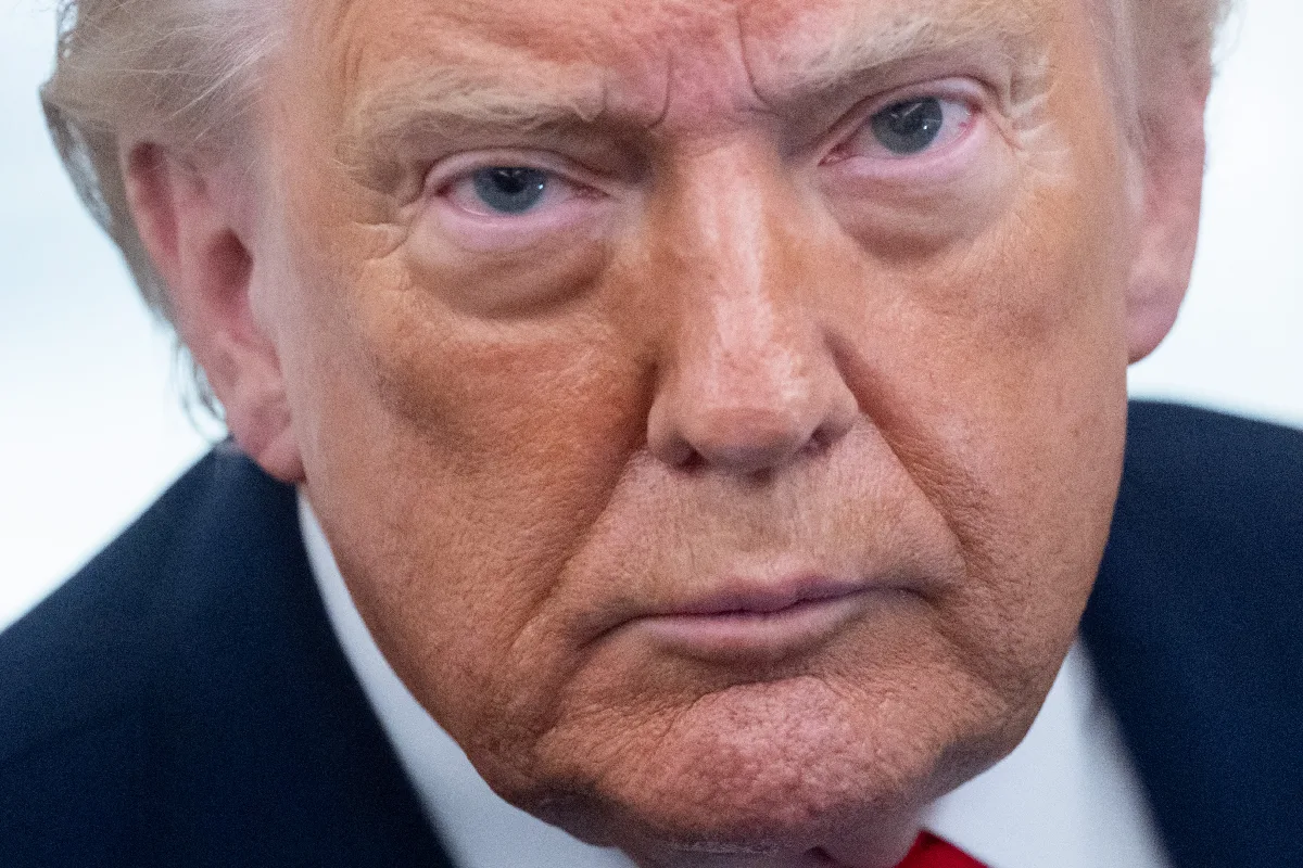 Dondal Trump, presidente de EU mirando fijamente