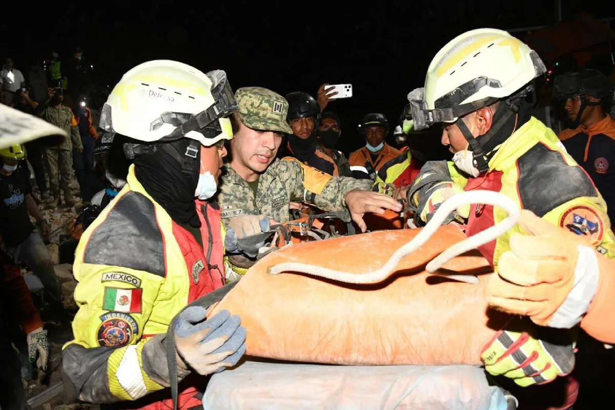 Ejército mexicano rescató a un menor que se encontraba entre los escombros en Venezuela