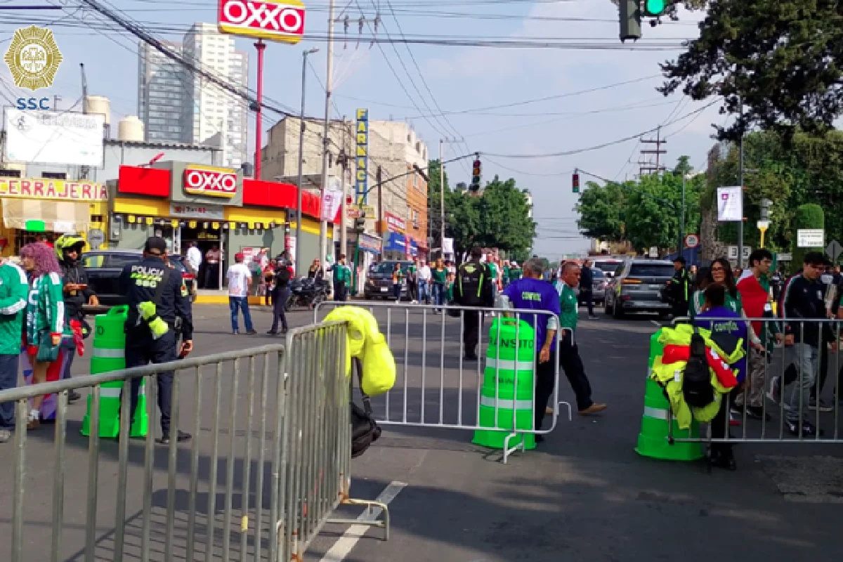 Elementos de la ssc cierra calle por el operativo