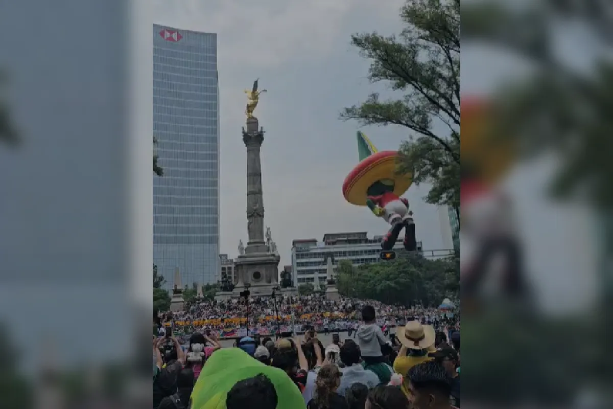 Entre danzas y carros alegóricos: turistas y aficionados ven el Desfile Mundialista sobre Paseo de la Reforma