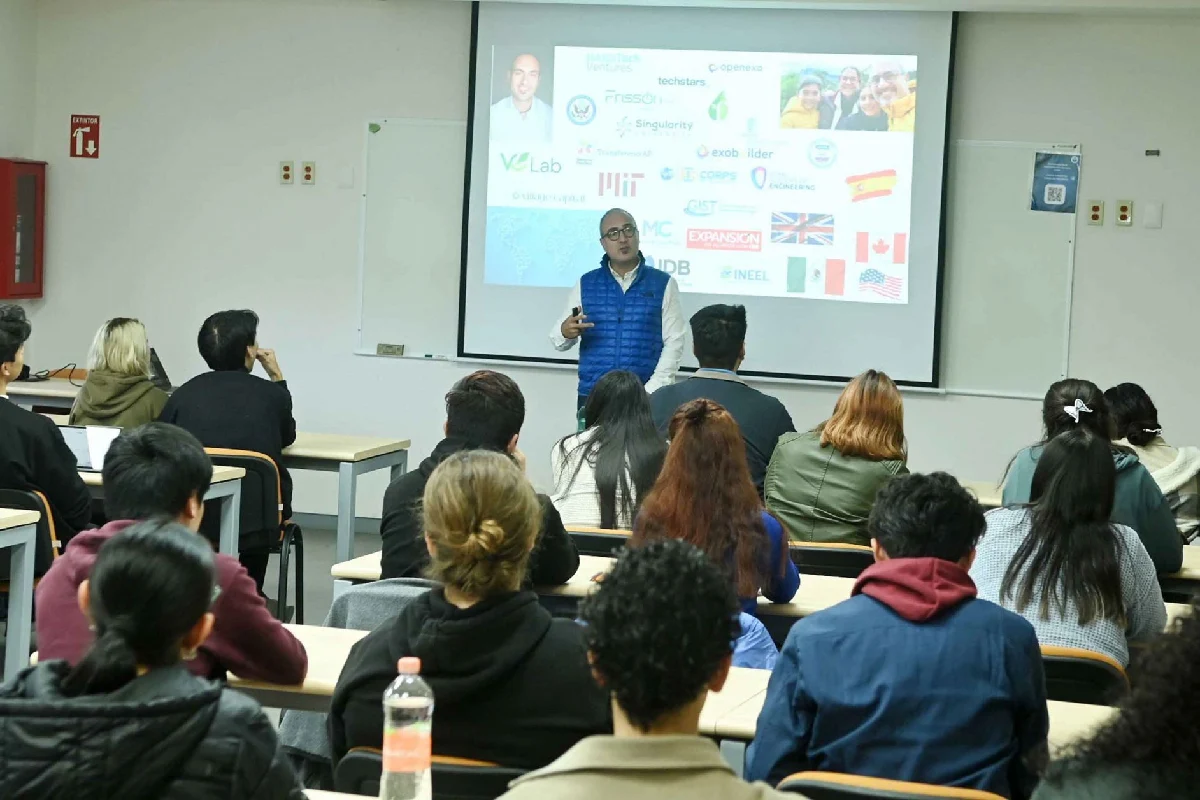 Alumnos toamndo clase de universidad 