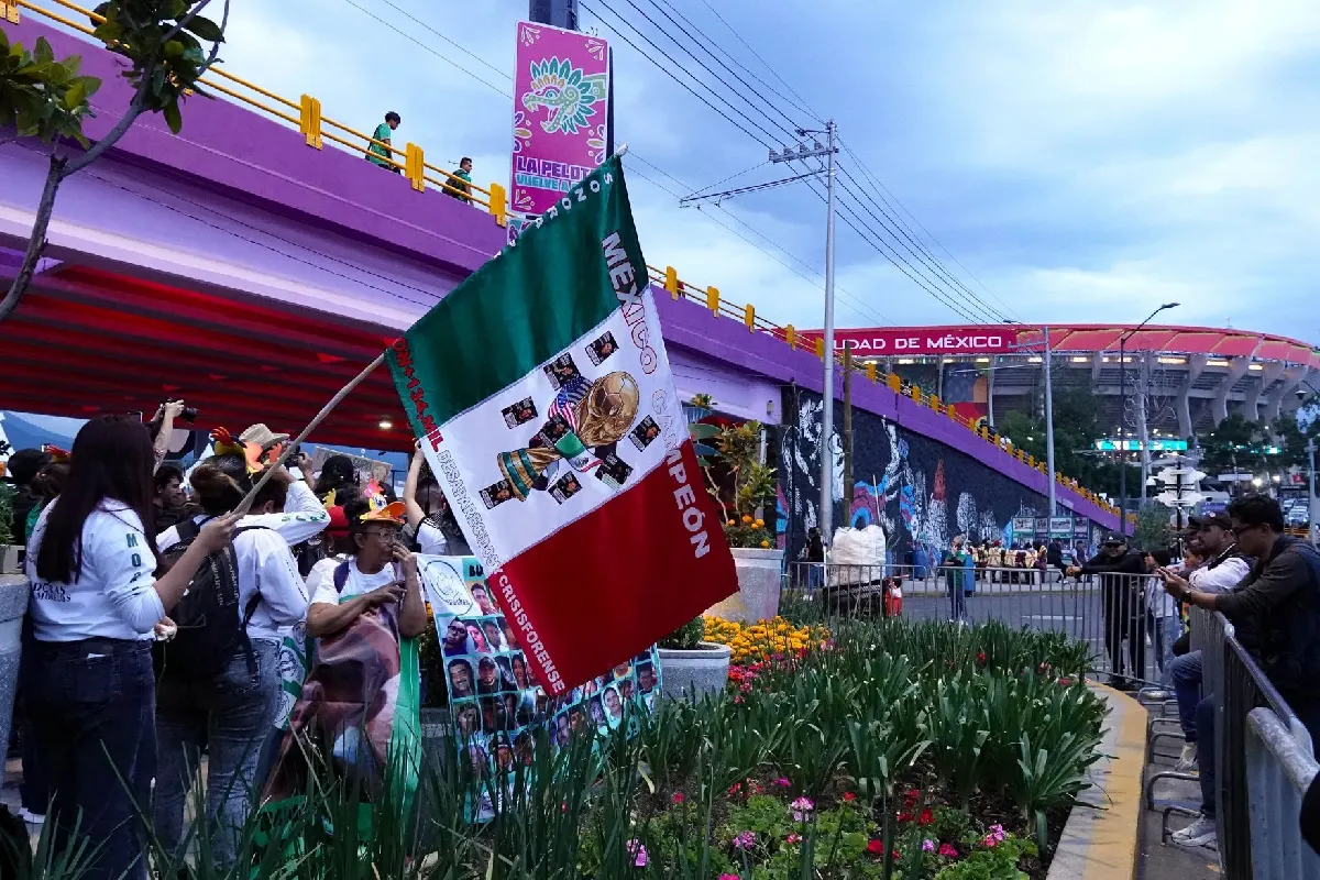 Aficionados celebrando en el Estadio CIudad de México 