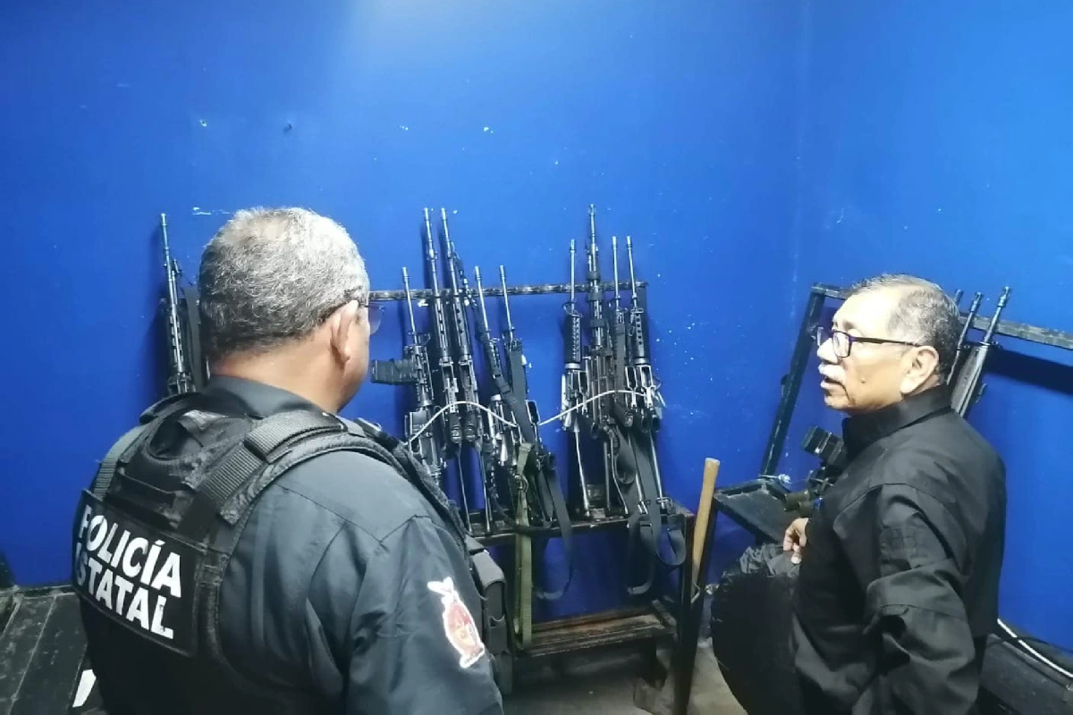Exsecretario de Seguridad de Sinaloa revisando armamento