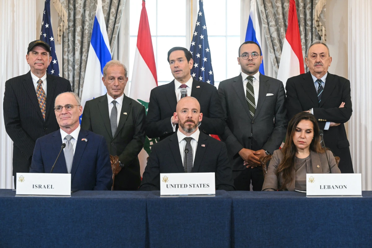 El secretario de Estado de EE. UU., Marco Rubio (en el centro, al fondo), observa cómo (de izquierda a derecha, en primera fila) el embajador de Israel en EE. UU., Yechiel Leiter; el jefe de gabinete del Departamento de Estado, Daniel Holler; y la embajadora del Líbano en EE. UU., Nada Hamadeh, firman un acuerdo marco en el Departamento de Estado de EE. UU., en Washington, D. C., el 26 de junio de 2026.El Líbano, Israel y Estados Unidos firmaron el viernes un acuerdo marco trilateral destinado a allanar el camino para un acuerdo de paz entre los dos adversarios históricos de Oriente Medio.
