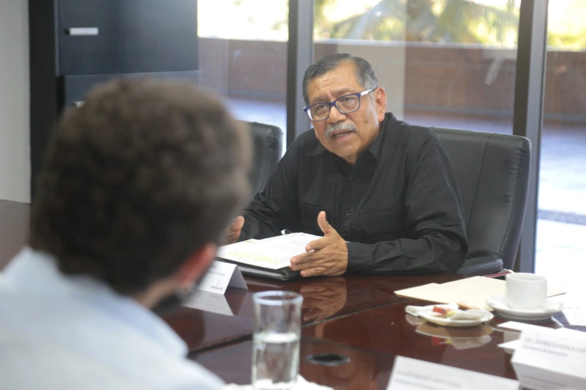 Gerardo Mérida Sánchez en un escritorio antes de ser detenido en eu